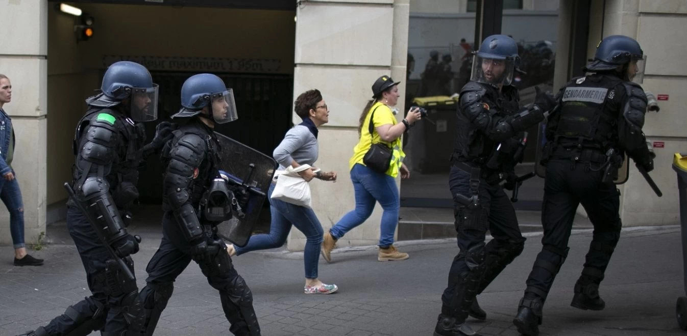 Αγρια επεισόδια στη Γαλλία στους εορτασμούς της Ημέρας της Βαστίλης – 152 συλλήψεις (βίντεο)